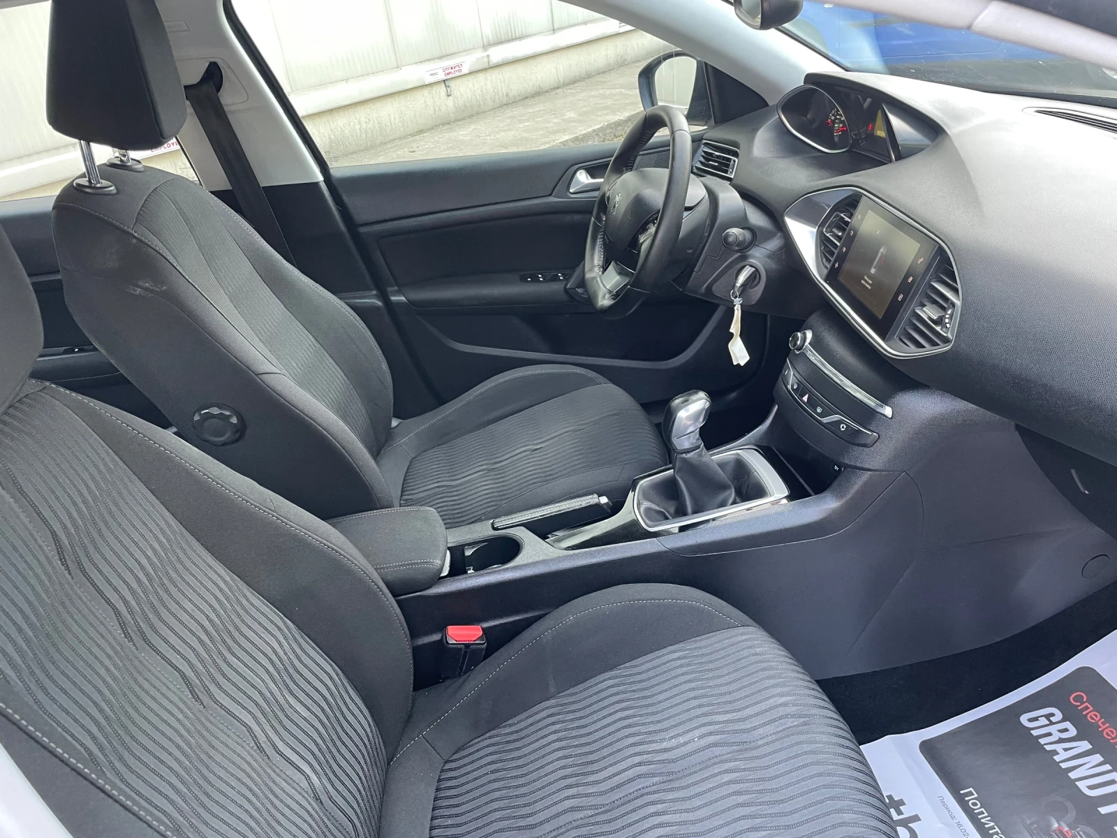 Peugeot 308 1.6 BlueHDi ПЕРФЕКТНА, снимка 10 - Автомобили и джипове - 54951457