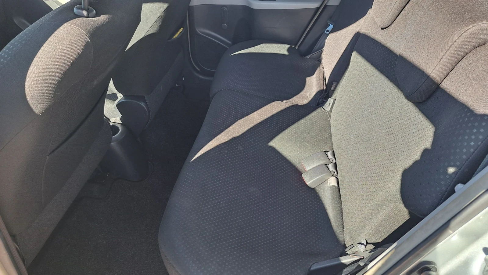 Toyota Yaris 1.3VVTI-AUTOMATIC, снимка 8 - Автомобили и джипове - 55936587