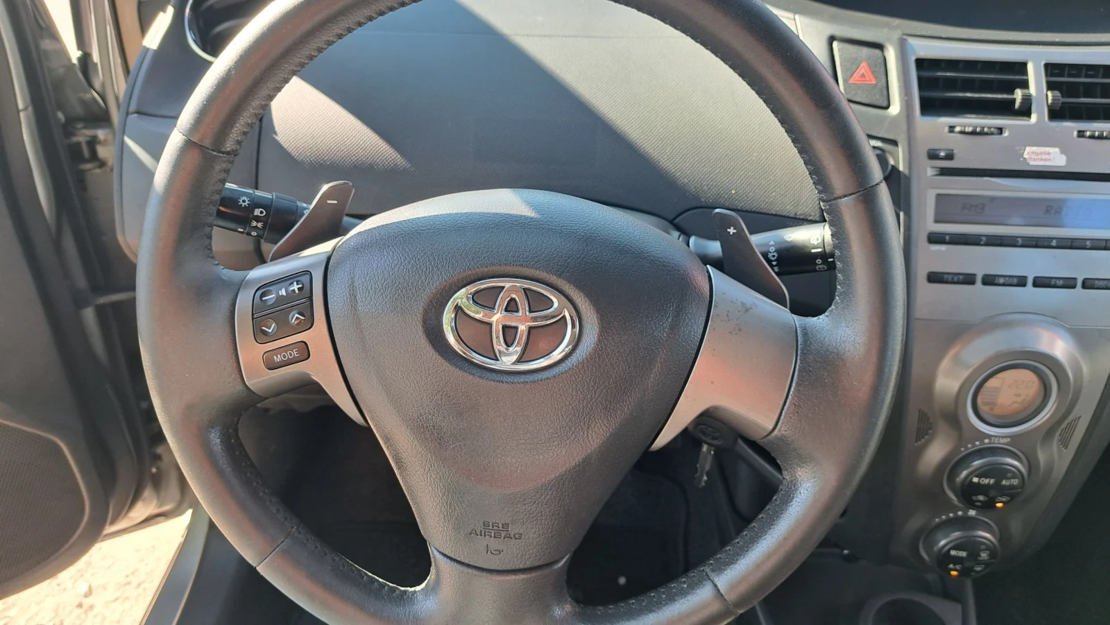 Toyota Yaris 1.3VVTI-AUTOMATIC, снимка 13 - Автомобили и джипове - 55936587