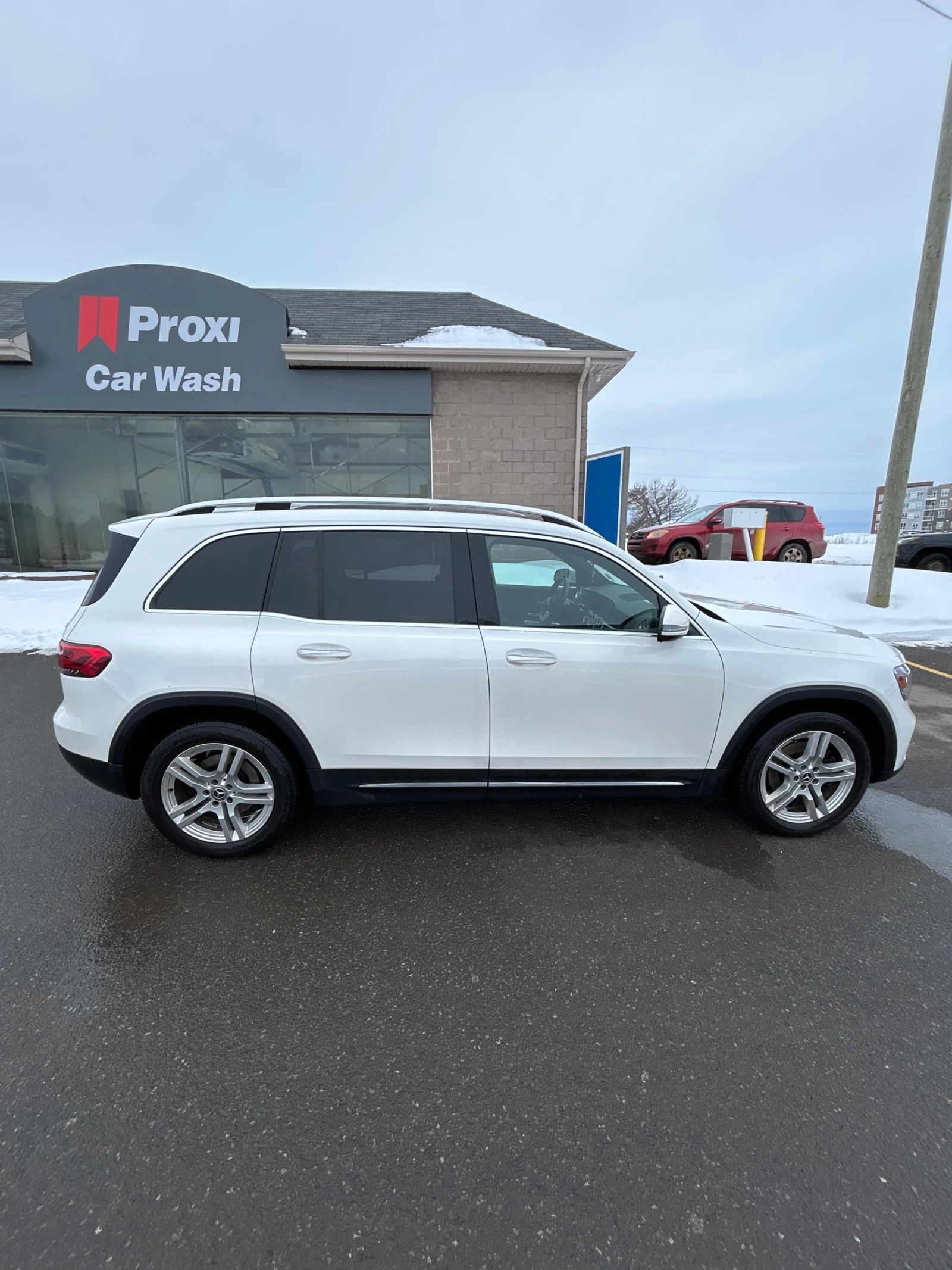 Mercedes-Benz GLB * 4 MATIC * CARFAX * ПАНО * KEYLESS * ПОДГРЕВИ - изображение 3