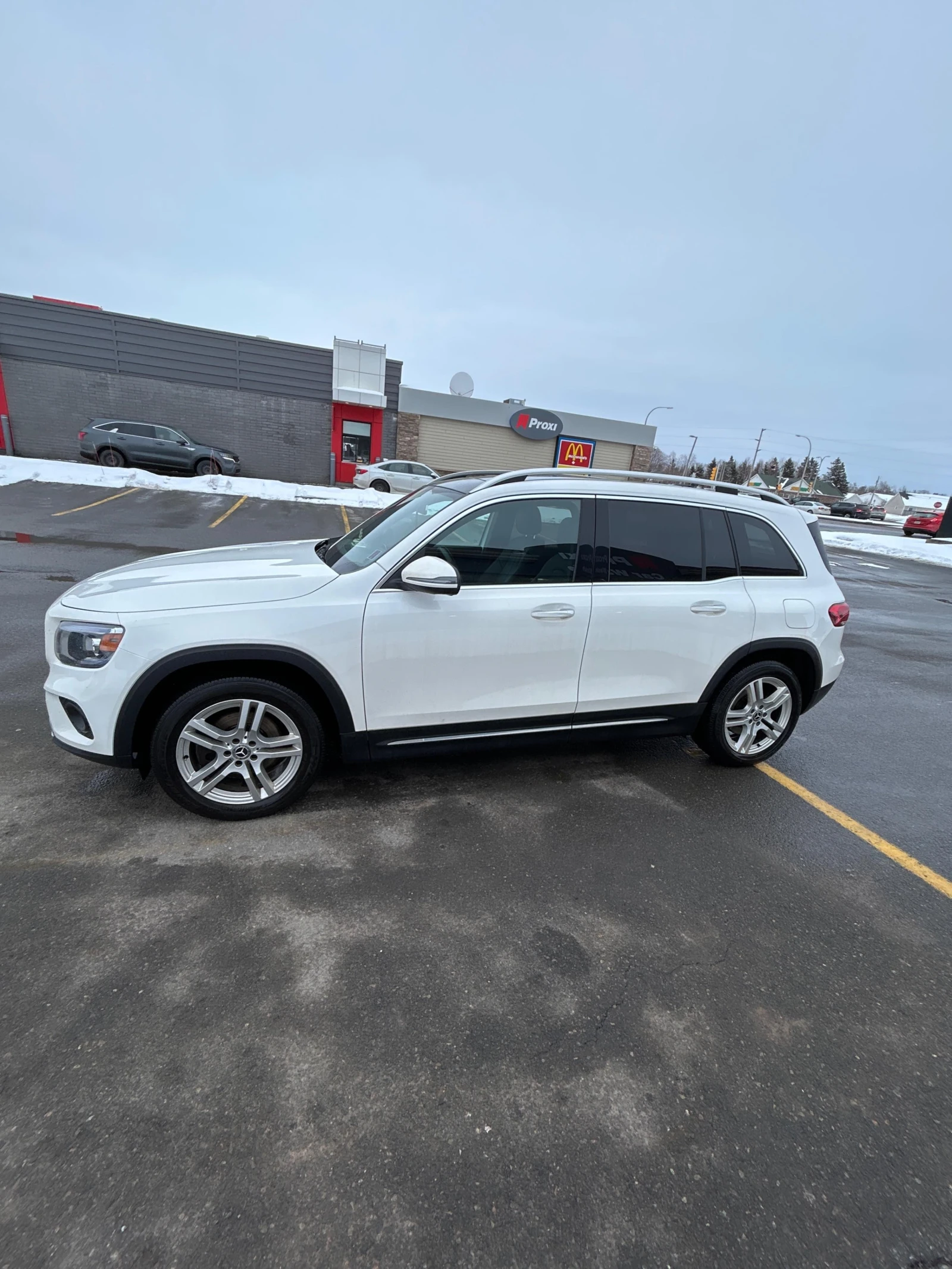 Mercedes-Benz GLB * 4 MATIC * CARFAX * ПАНО * KEYLESS * ПОДГРЕВИ - изображение 2