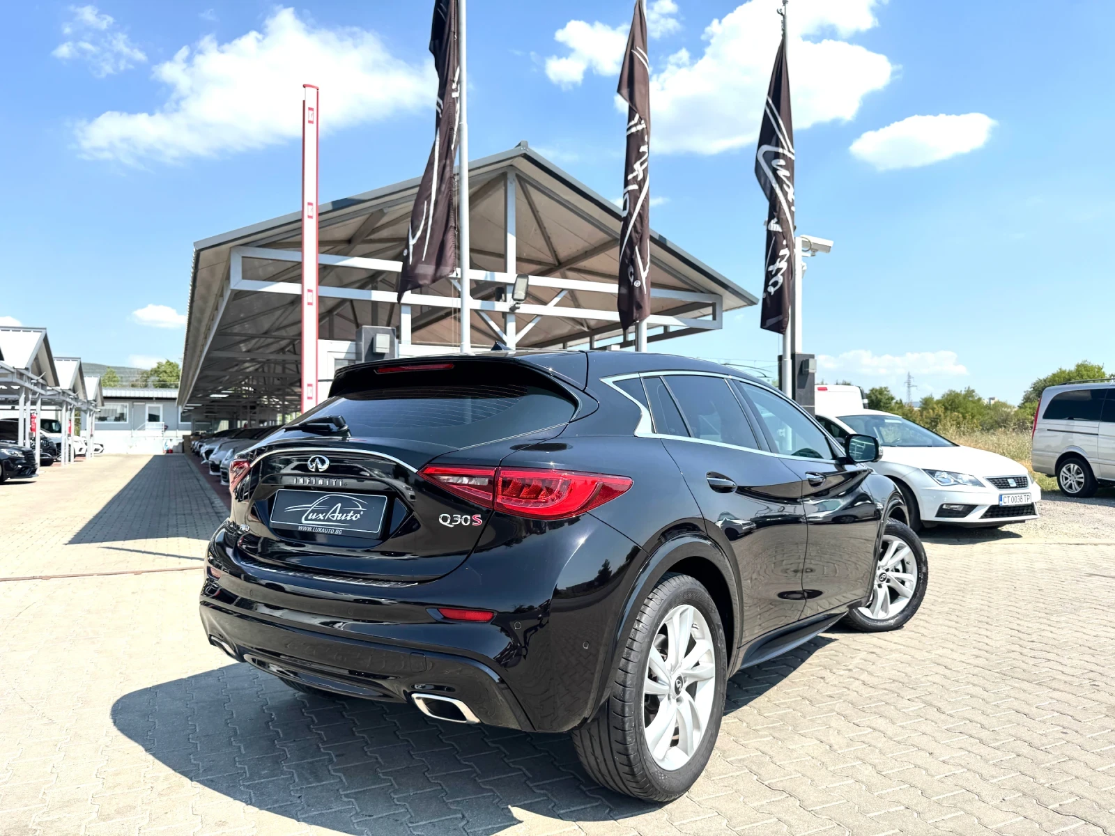 Infiniti Q30 S#EXCLUSIVE#ALCANTARA#360* CAM#PANORAMA#99000km, снимка 3 - Автомобили и джипове - 55588982