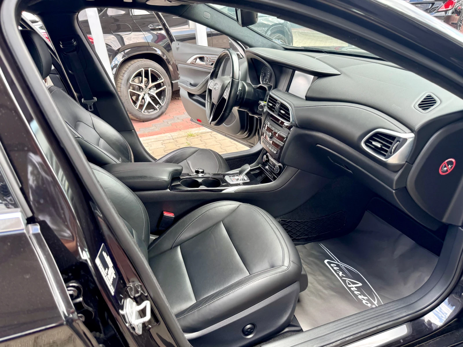 Infiniti Q30 S#EXCLUSIVE#ALCANTARA#360* CAM#PANORAMA#99000km, снимка 14 - Автомобили и джипове - 55588982