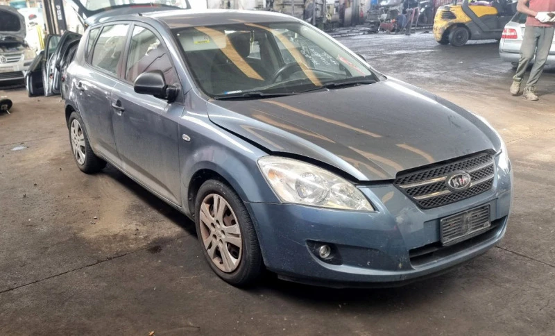 Kia Ceed 1.6 CRDI, снимка 4 - Автомобили и джипове - 41395233