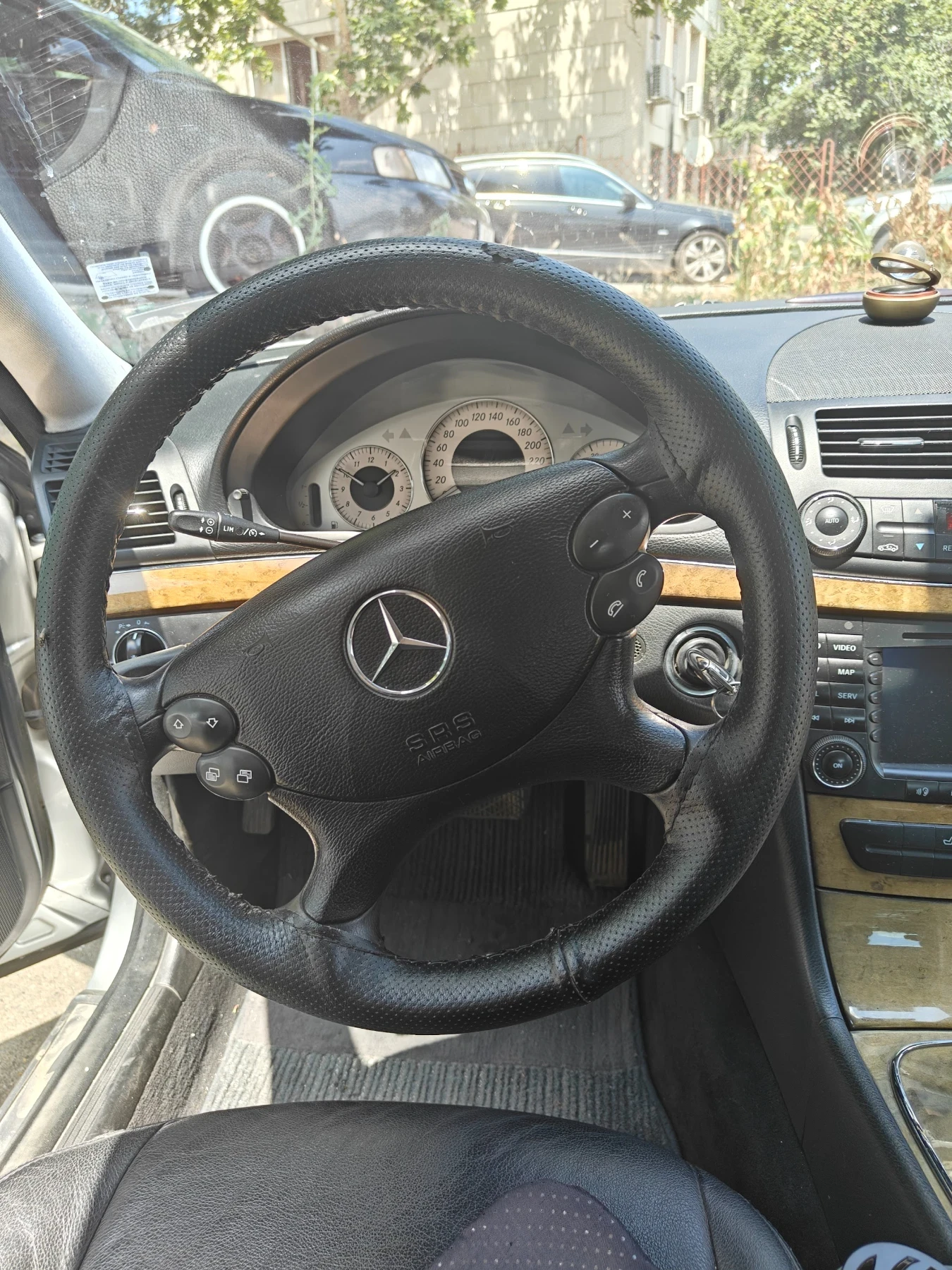 Mercedes-Benz E 320, снимка 5 - Автомобили и джипове - 54331518