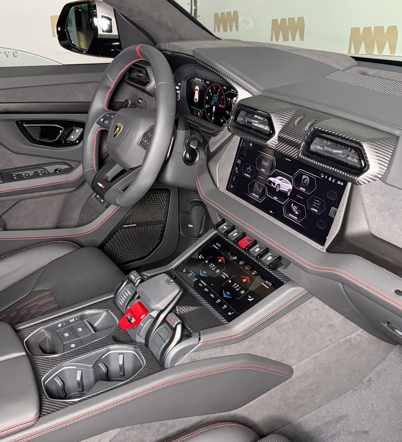 Lamborghini Urus SE* Carbon* HuD* Pano* B&O, снимка 12 - Автомобили и джипове - 54968109