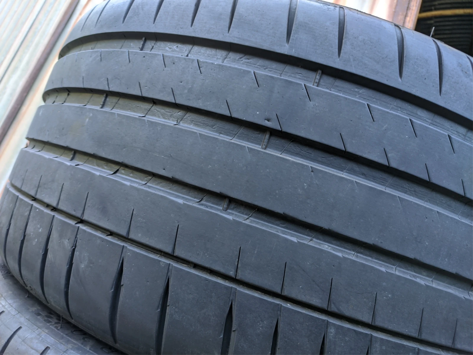 Гуми Летни 295/35R20, снимка 1 - Гуми и джанти - 54985698