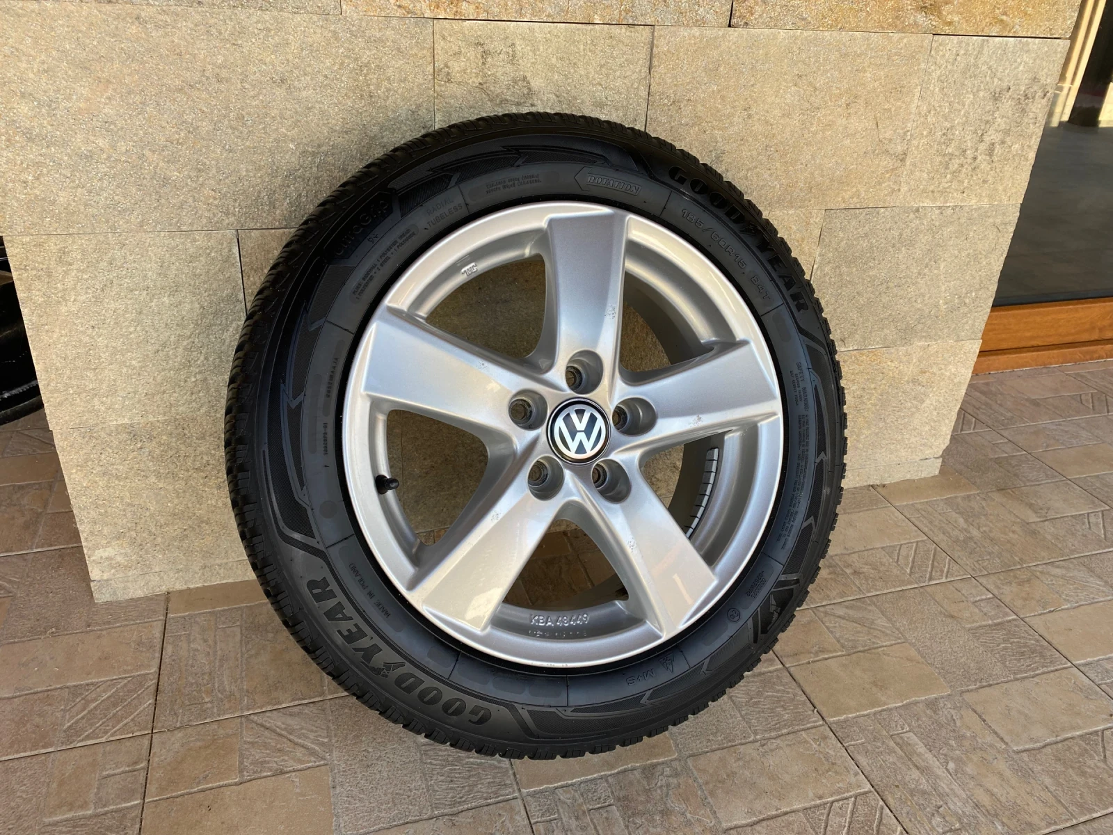 Гуми с джанти Goodyear 185/60R15, снимка 3 - Гуми и джанти - 56021768