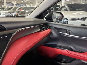 Toyota Camry XSE / Червена кожа / Панорама / ЦЕНА до БГ, снимка 14