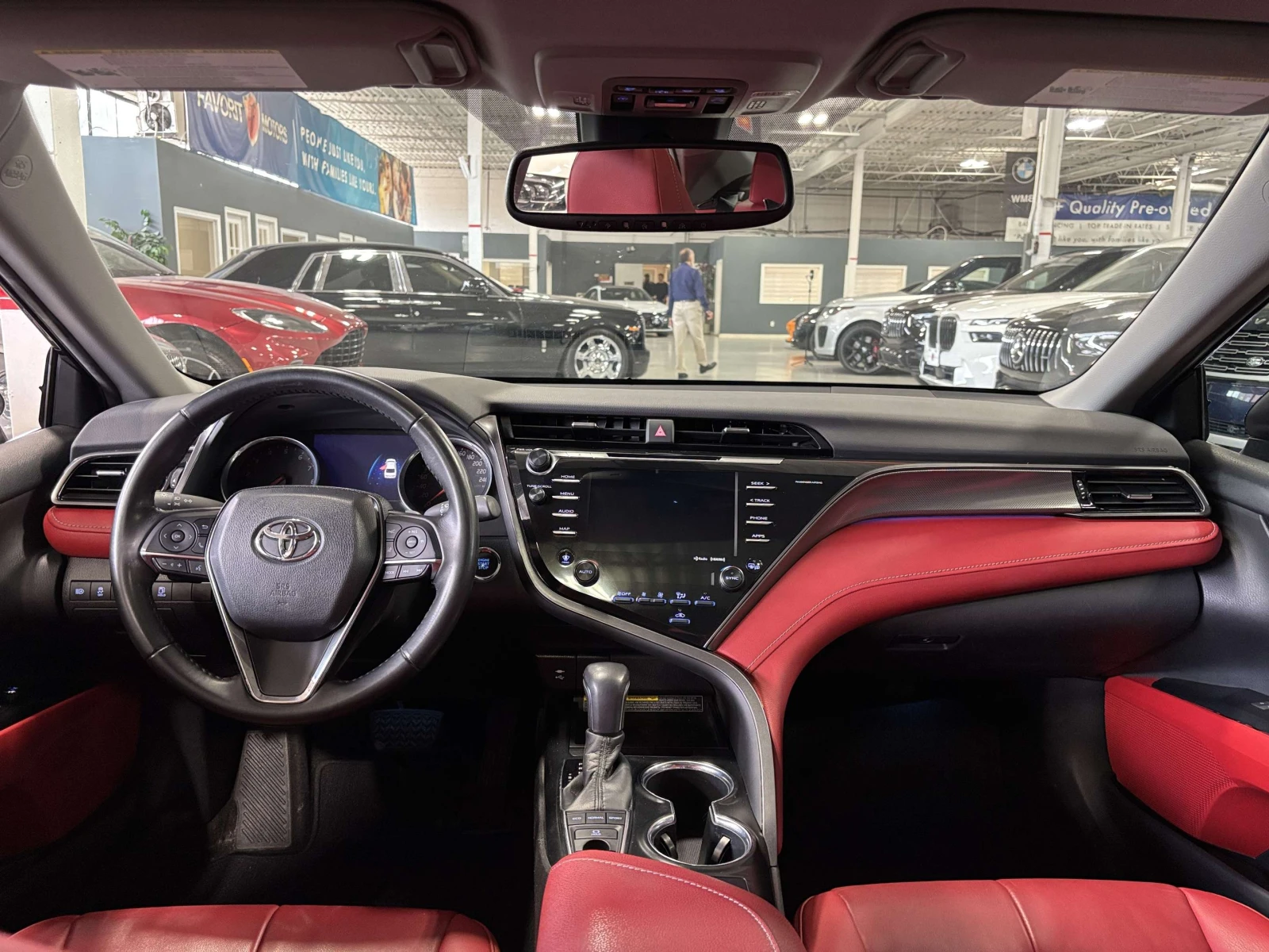 Toyota Camry XSE / Червена кожа / Панорама / ЦЕНА до БГ, снимка 9 - Автомобили и джипове - 55435512
