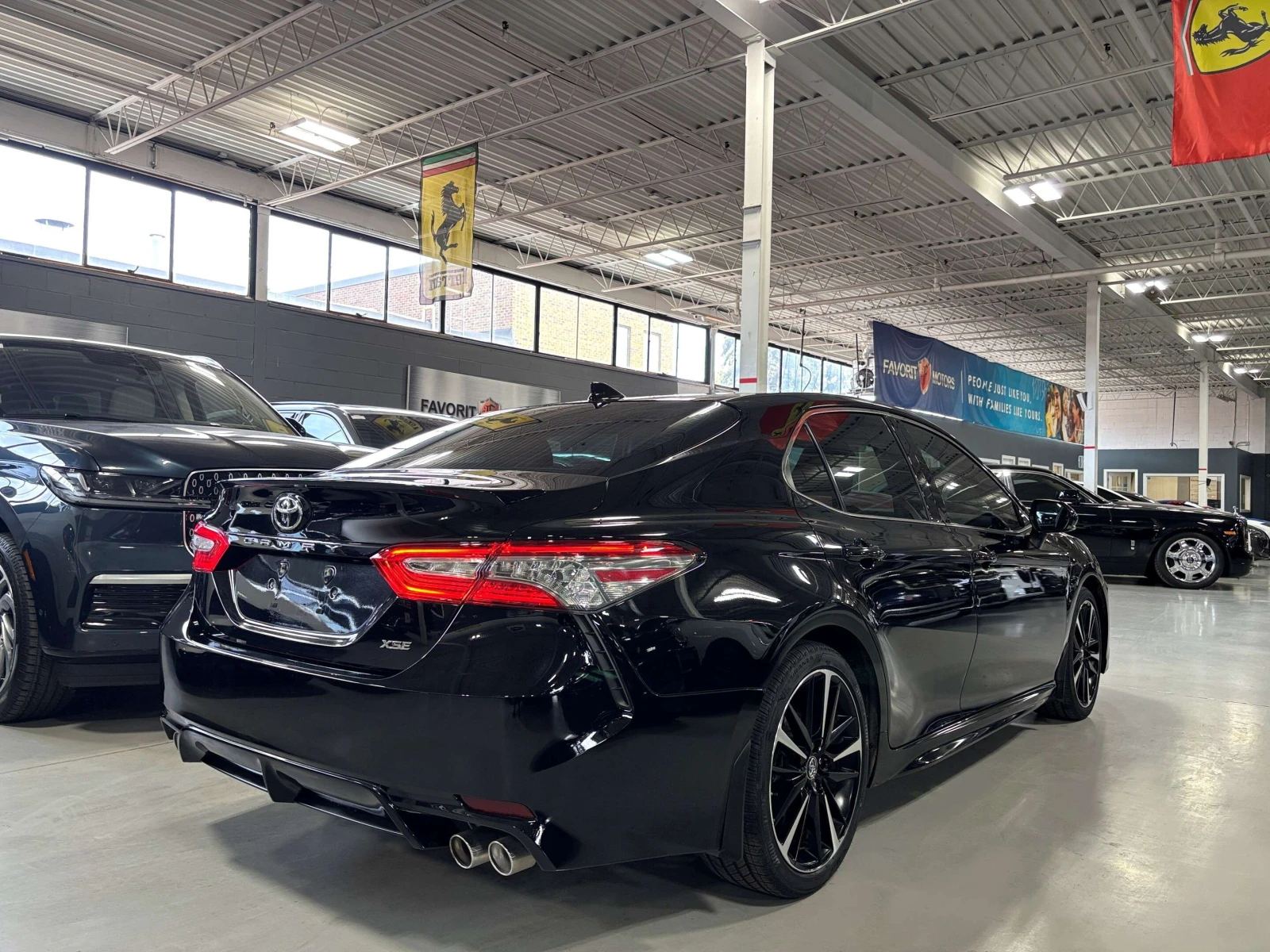 Toyota Camry XSE / Червена кожа / Панорама / ЦЕНА до БГ, снимка 3 - Автомобили и джипове - 55435512
