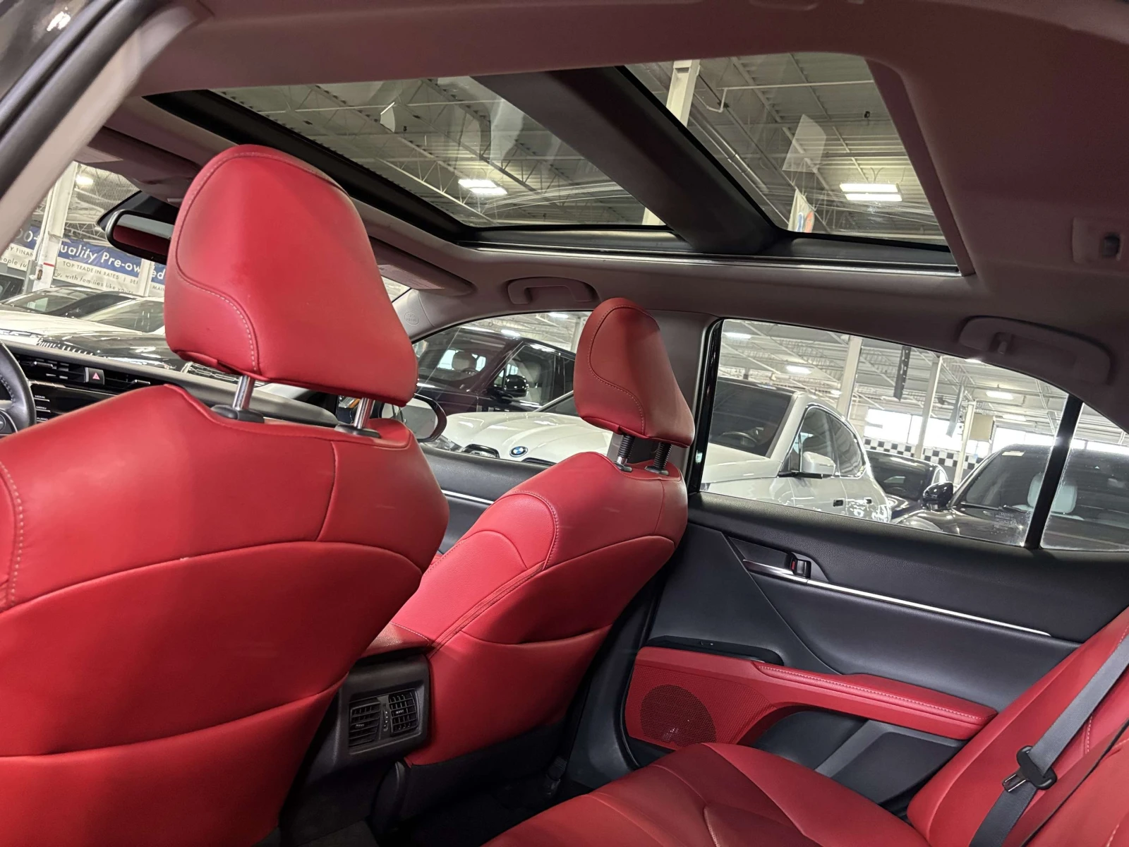 Toyota Camry XSE / Червена кожа / Панорама / ЦЕНА до БГ, снимка 6 - Автомобили и джипове - 55435512
