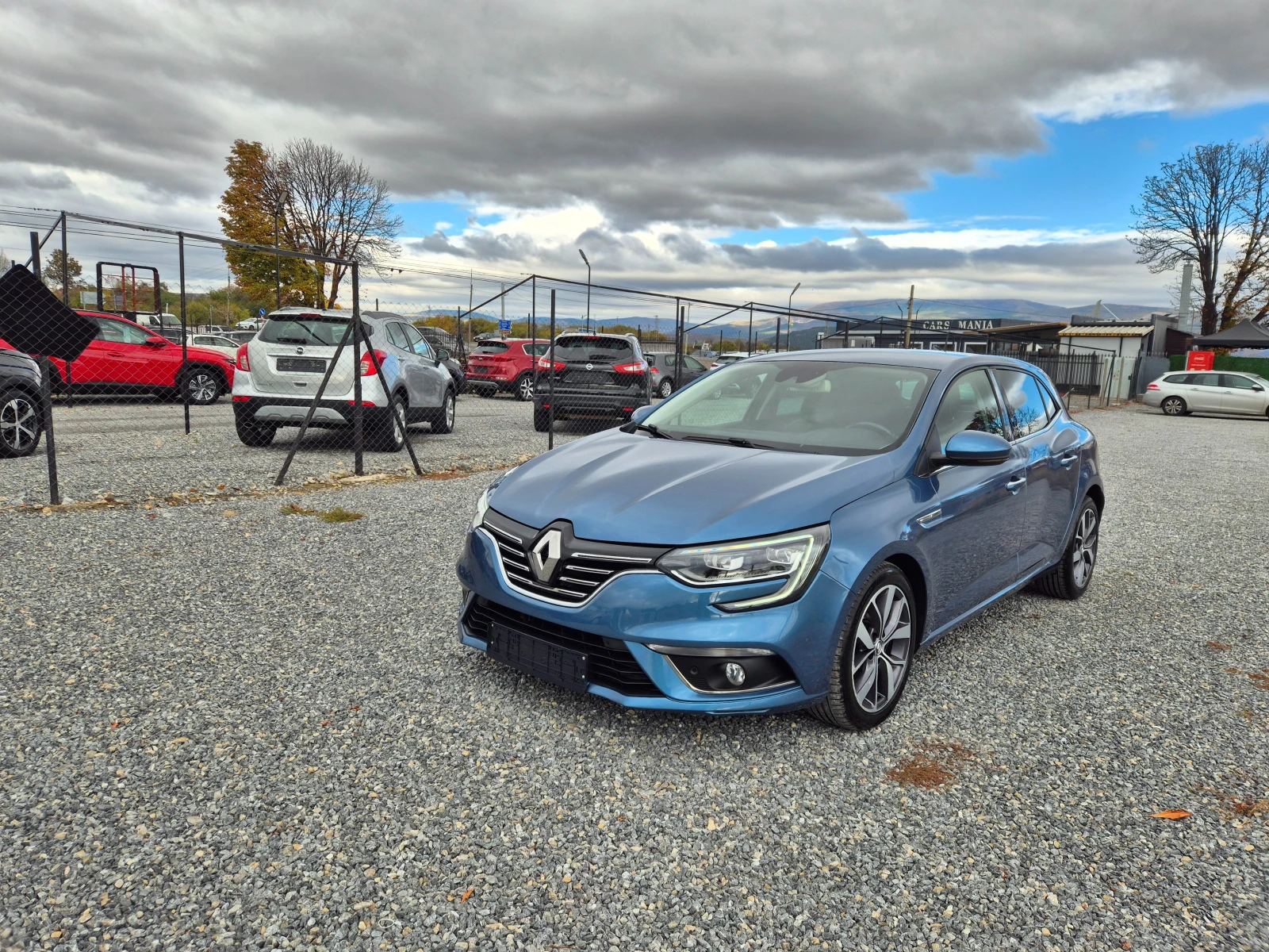 Renault Megane 1.6DCI* R-LINK2* BOSE* , снимка 2 - Автомобили и джипове - 56708843