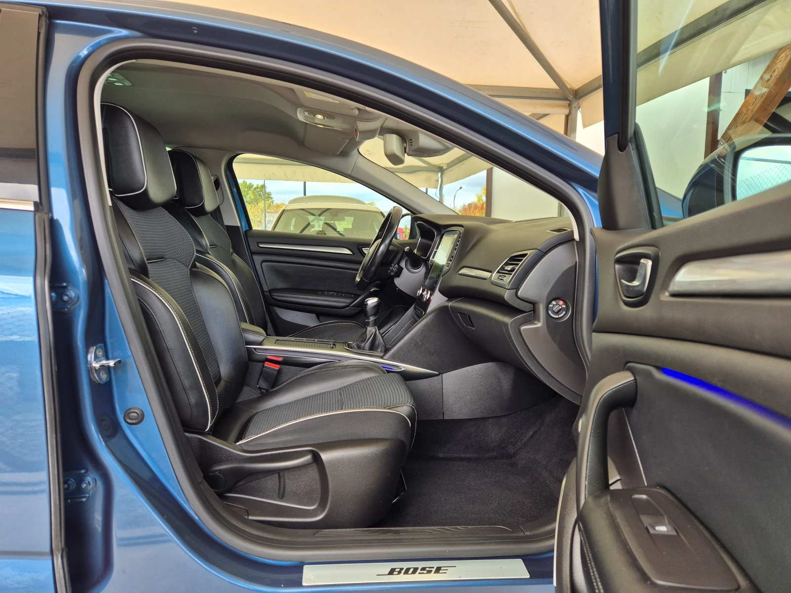 Renault Megane 1.6DCI* R-LINK2* BOSE* , снимка 10 - Автомобили и джипове - 56708843