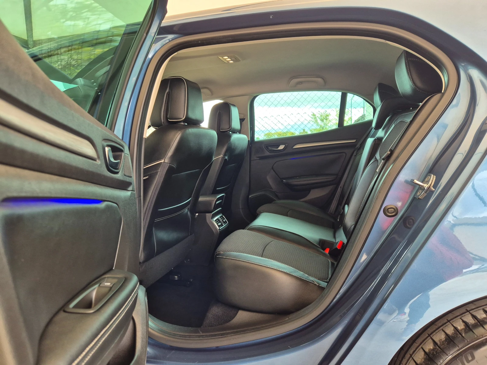 Renault Megane 1.6DCI* R-LINK2* BOSE* , снимка 11 - Автомобили и джипове - 56708843