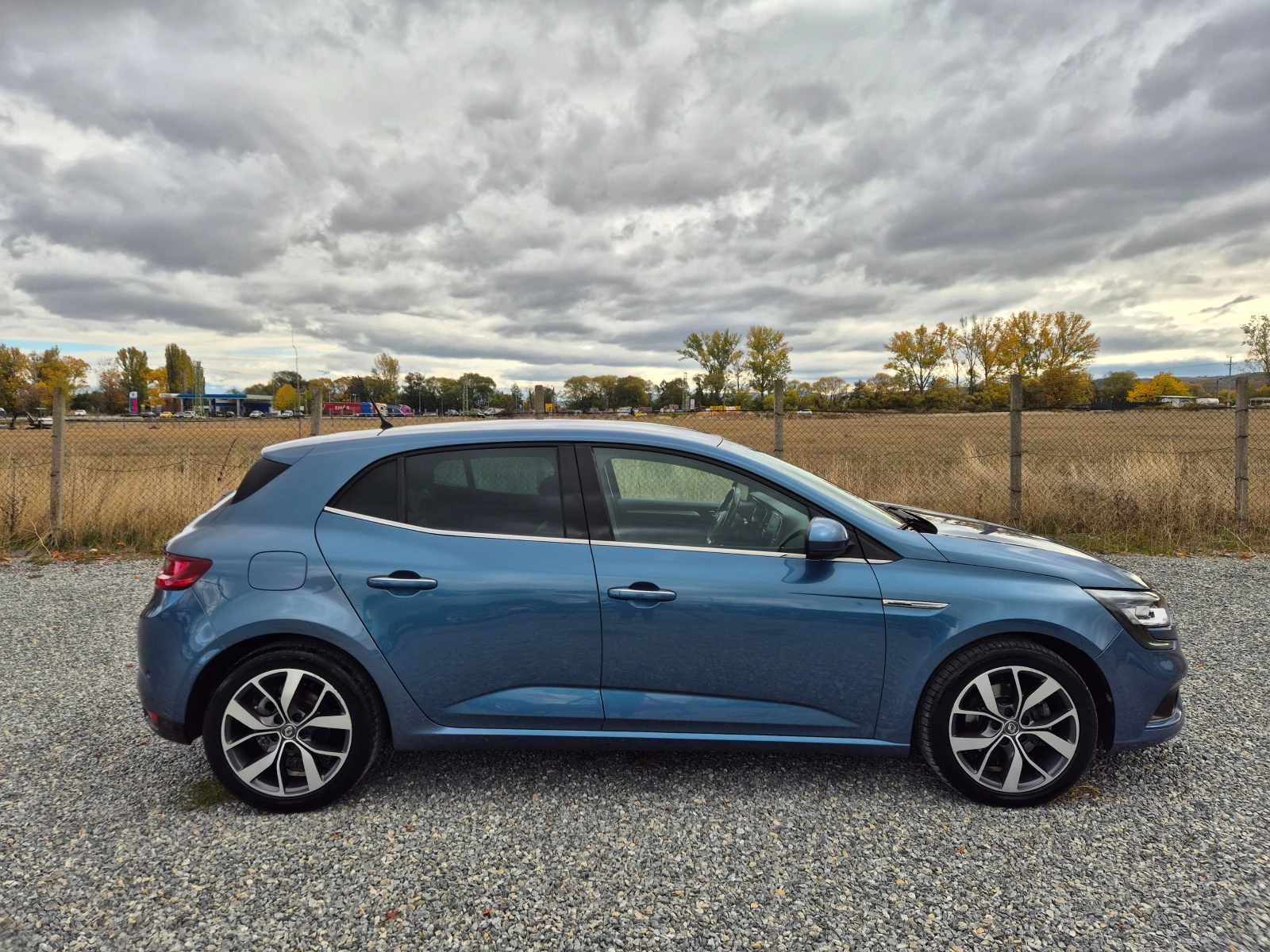 Renault Megane 1.6DCI* R-LINK2* BOSE* , снимка 7 - Автомобили и джипове - 56708843