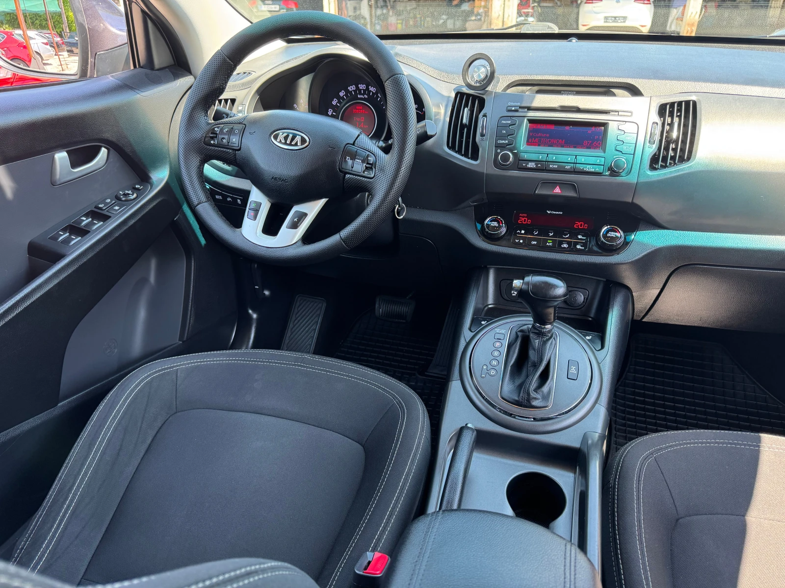 Kia Sportage 2.0CRDI-АВТОМАТ, снимка 14 - Автомобили и джипове - 54682471