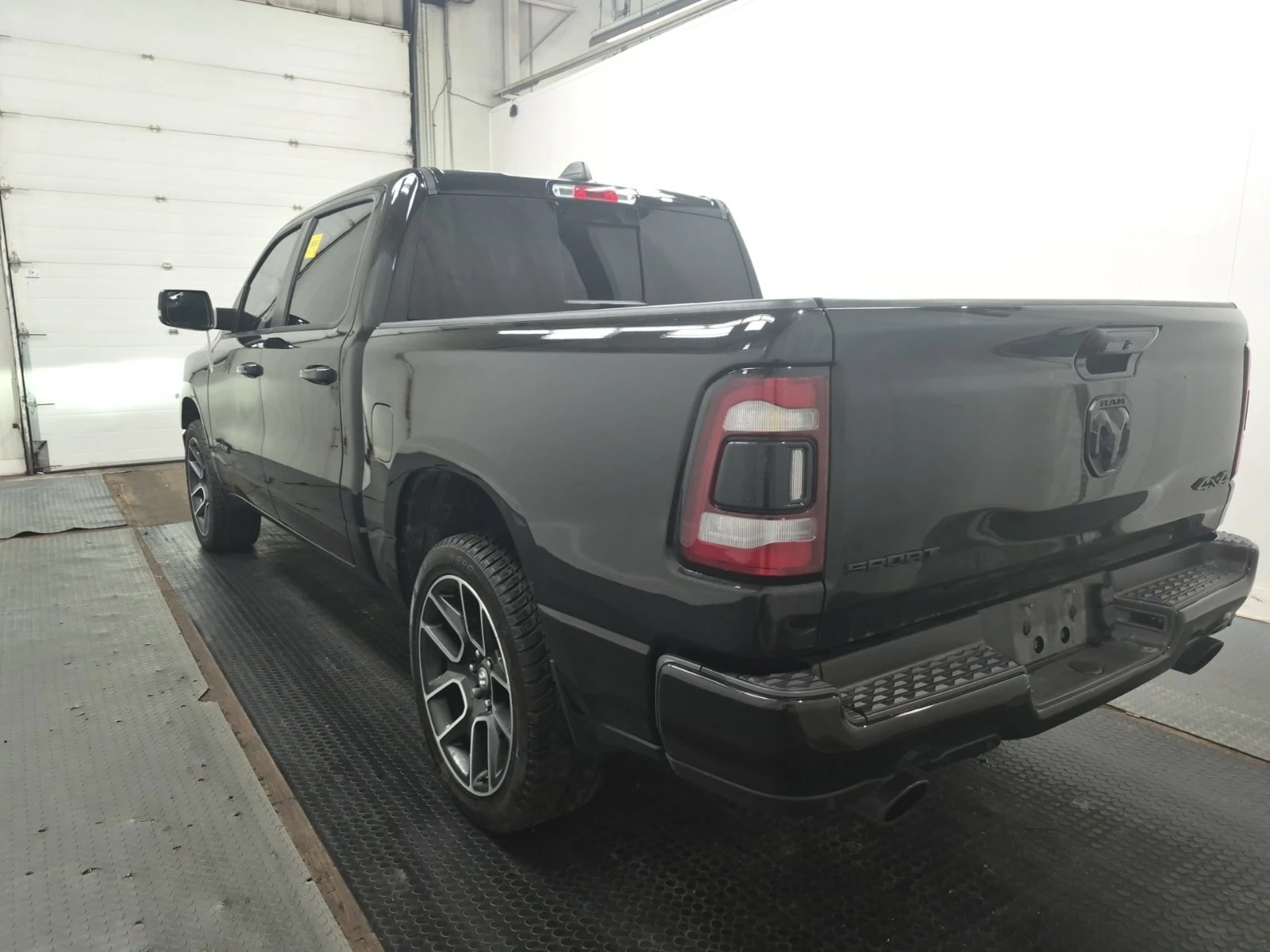 Dodge RAM 1500 * SPORT /  CARFAX / АВТОКРЕДИТ , снимка 4 - Автомобили и джипове - 55817026