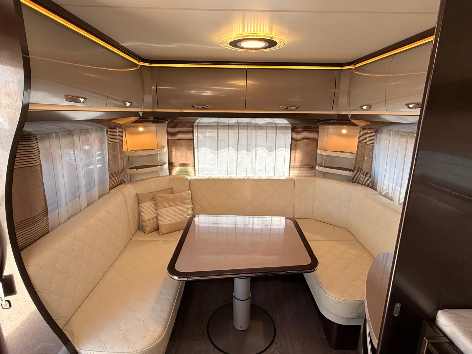 Каравана Hobby 650 Premium Форцелт, Климатик, Мувър и още, снимка 7 - Каравани и кемпери - 54135838