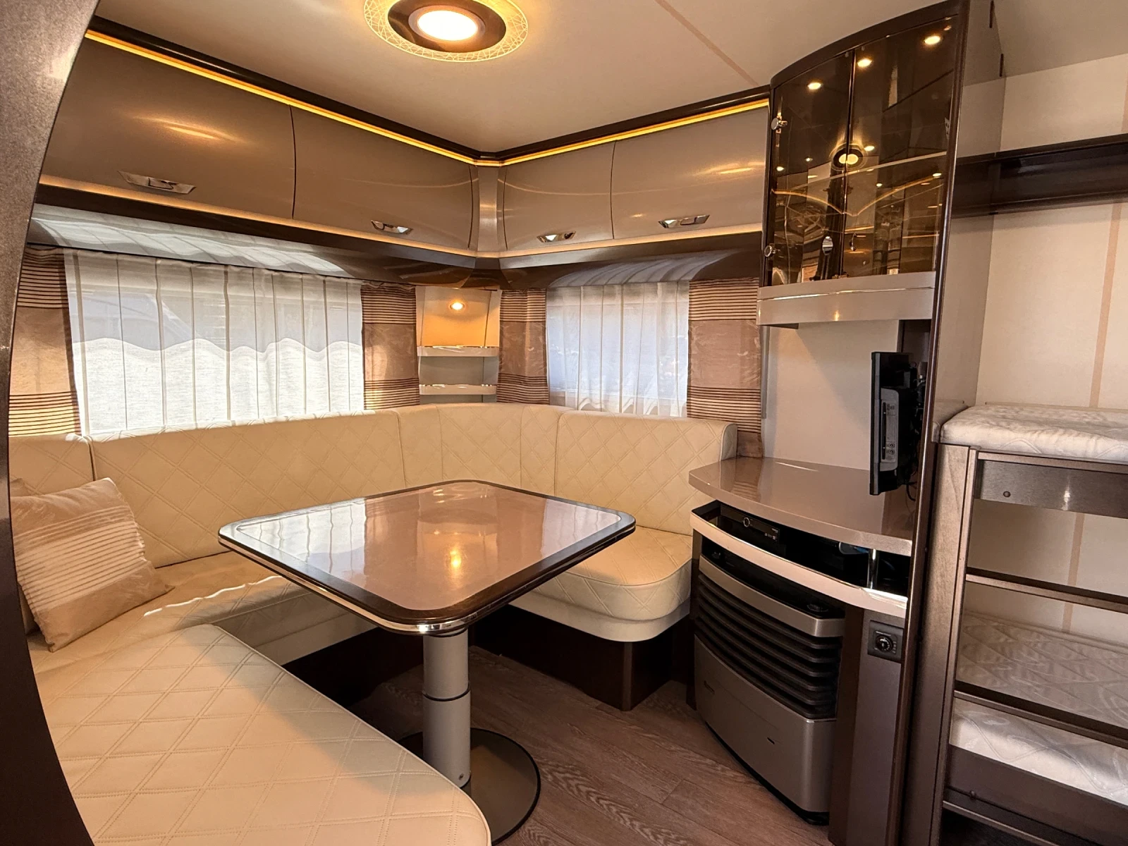 Каравана Hobby 650 Premium Форцелт, Климатик, Мувър и още, снимка 6 - Каравани и кемпери - 54135838