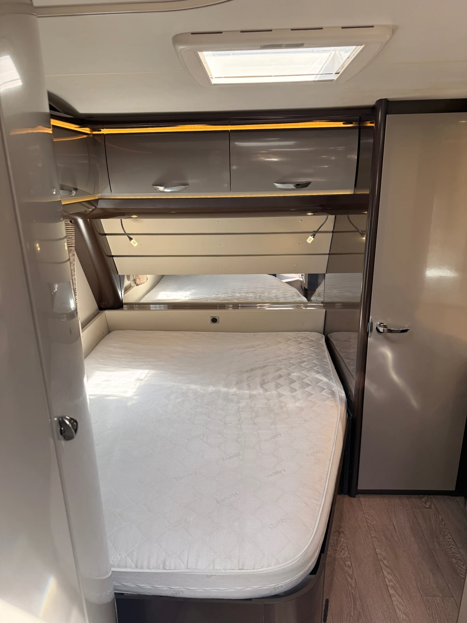 Каравана Hobby 650 Premium Форцелт, Климатик, Мувър и още, снимка 12 - Каравани и кемпери - 54135838