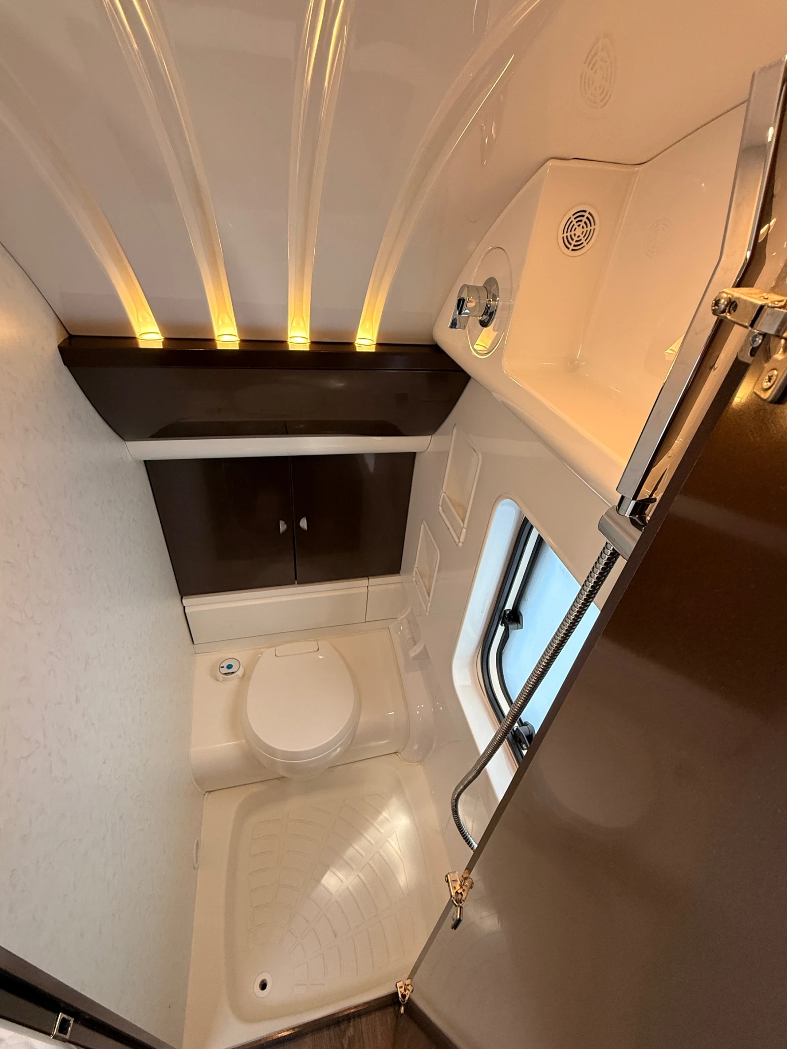 Каравана Hobby 650 Premium Форцелт, Климатик, Мувър и още, снимка 14 - Каравани и кемпери - 54135838