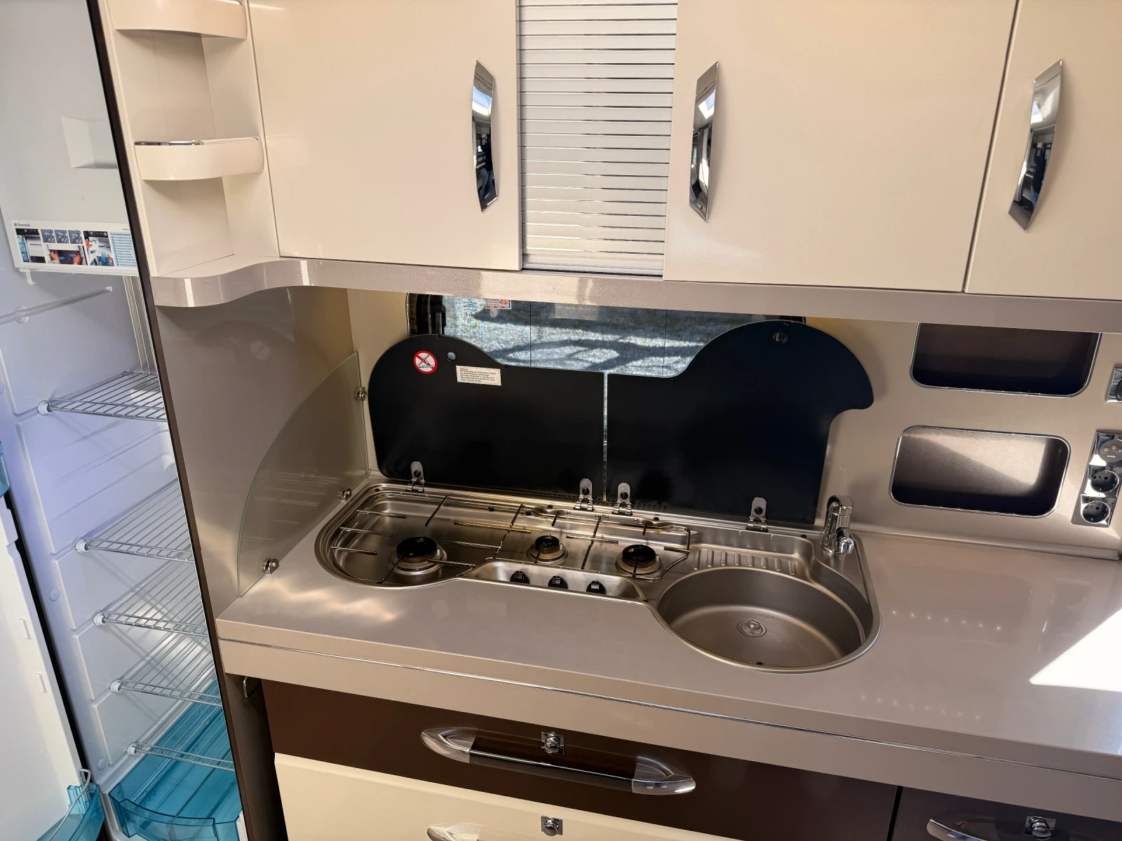 Каравана Hobby 650 Premium Форцелт, Климатик, Мувър и още, снимка 11 - Каравани и кемпери - 54135838