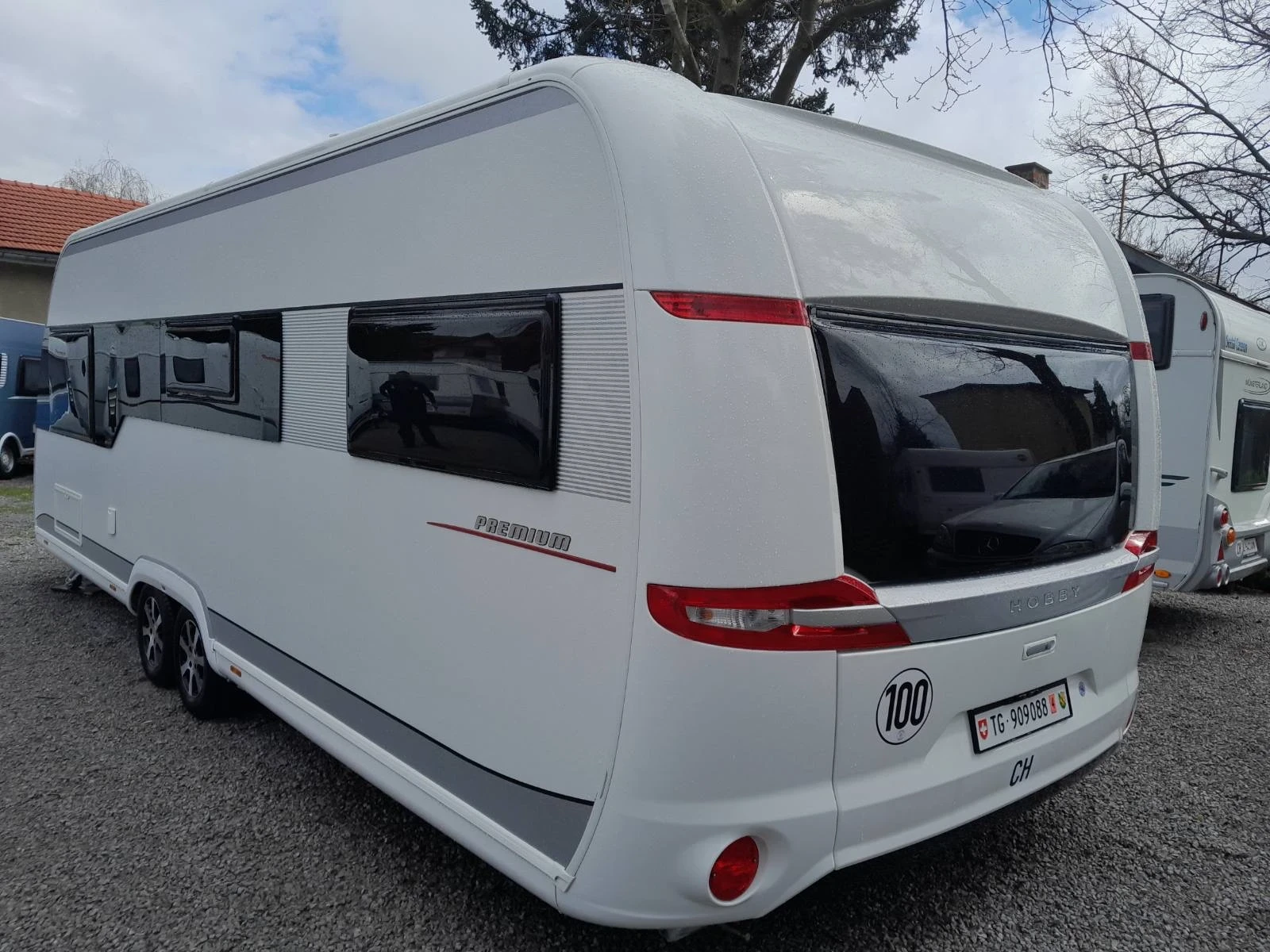 Каравана Hobby 650 Premium Форцелт, Климатик, Мувър и още, снимка 4 - Каравани и кемпери - 54135838