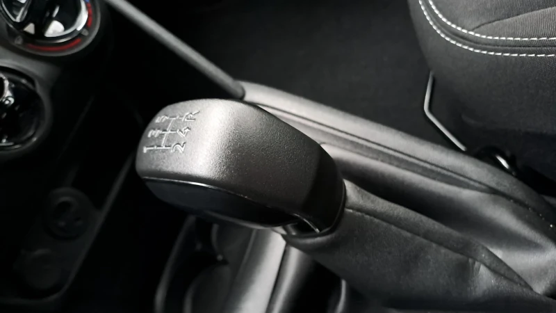 Peugeot 208 Facelift/ Като Нова , снимка 15 - Автомобили и джипове - 52686652