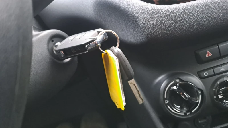 Peugeot 208 Facelift/ Като Нова , снимка 9 - Автомобили и джипове - 52686652