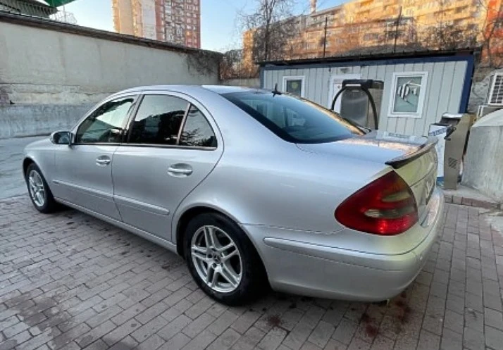 Mercedes-Benz E 220, снимка 7 - Автомобили и джипове - 46919645