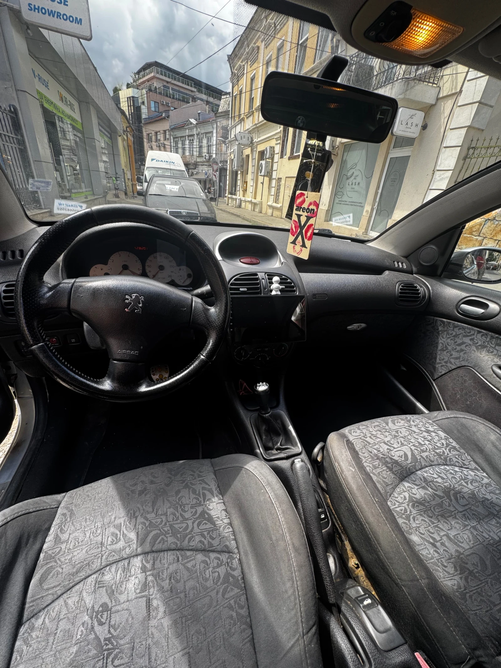 Peugeot 206 1.6 LPG, снимка 6 - Автомобили и джипове - 54981324
