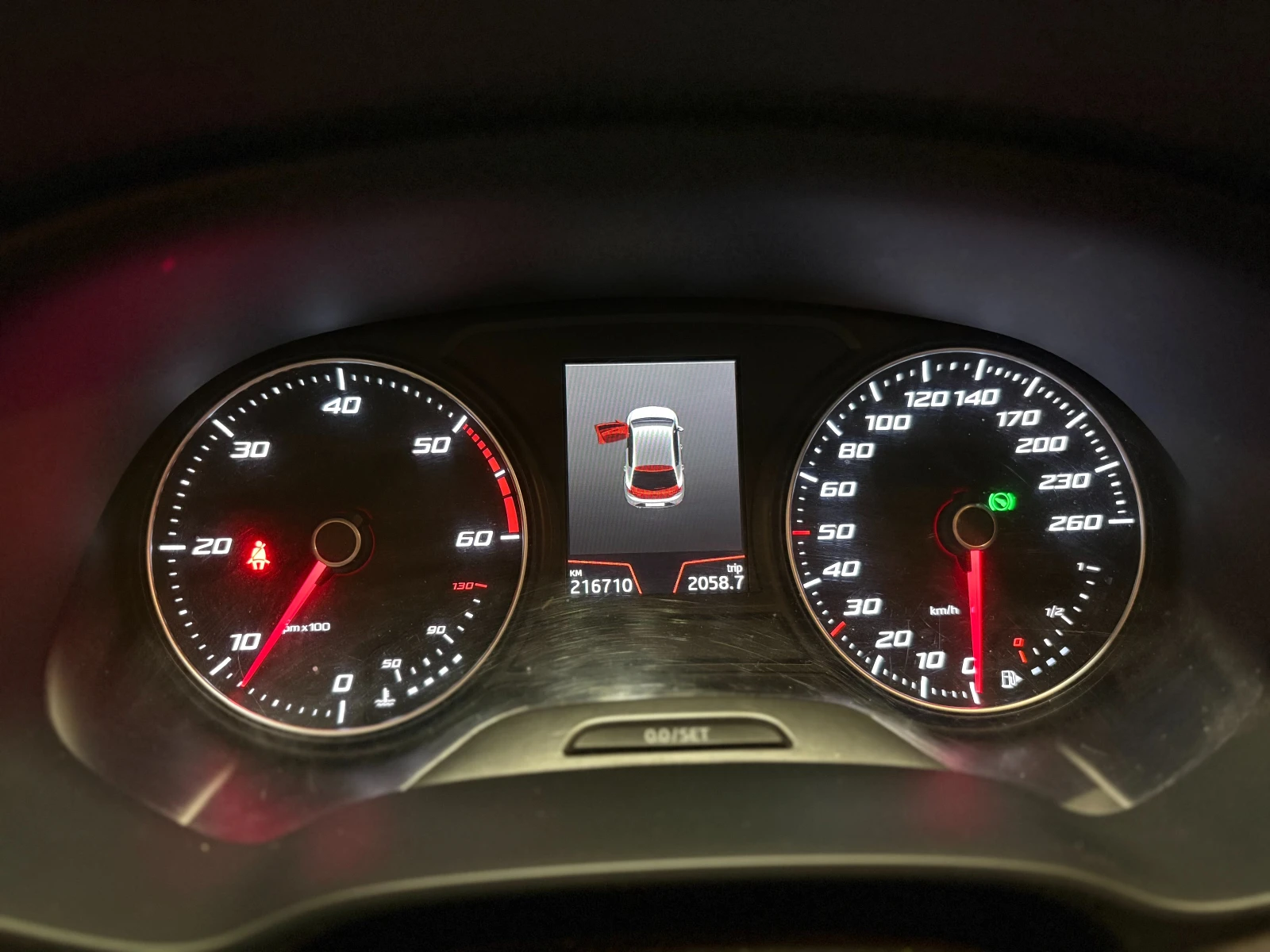 Seat Leon 1.6 TDI DSG, снимка 9 - Автомобили и джипове - 56166671