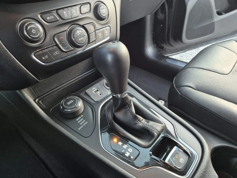 Jeep Cherokee, снимка 13 - Автомобили и джипове - 52943679