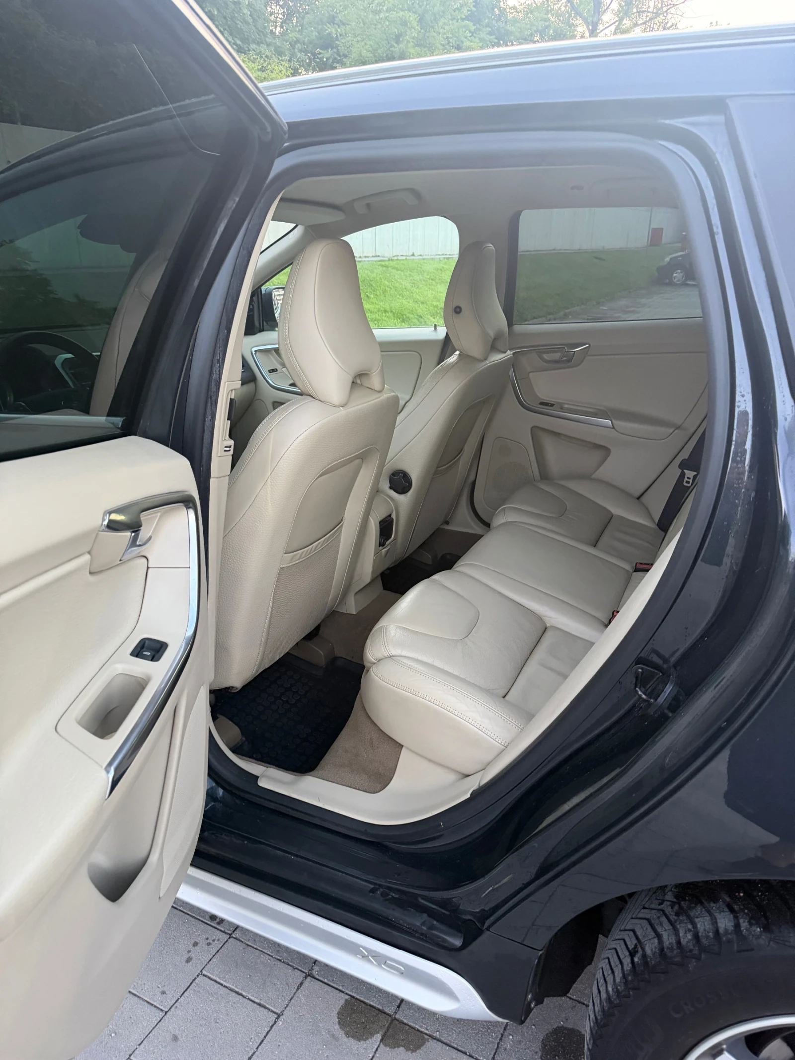 Volvo XC60 2.4d/Дистроник/4x4/AVTOMAT/FULL, снимка 11 - Автомобили и джипове - 54782005