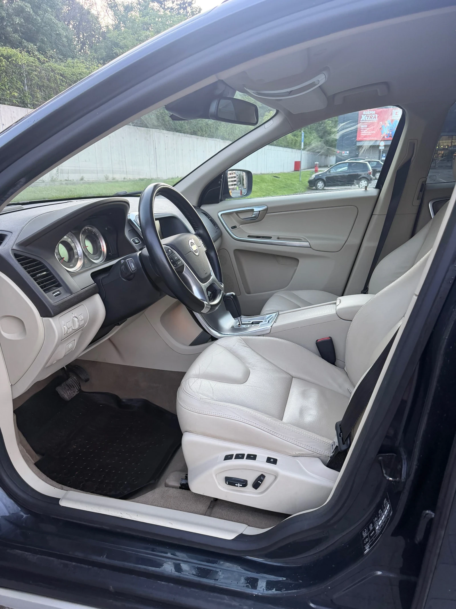 Volvo XC60 2.4d/Дистроник/4x4/AVTOMAT/FULL, снимка 9 - Автомобили и джипове - 54782005