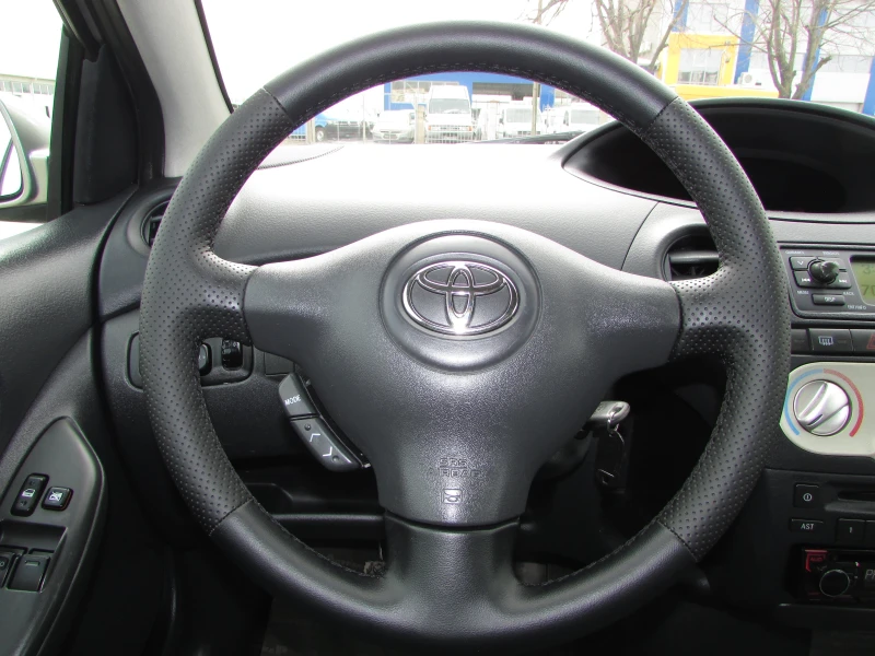 Toyota Yaris 1.0 VVT-i EURO4, снимка 11 - Автомобили и джипове - 49506257