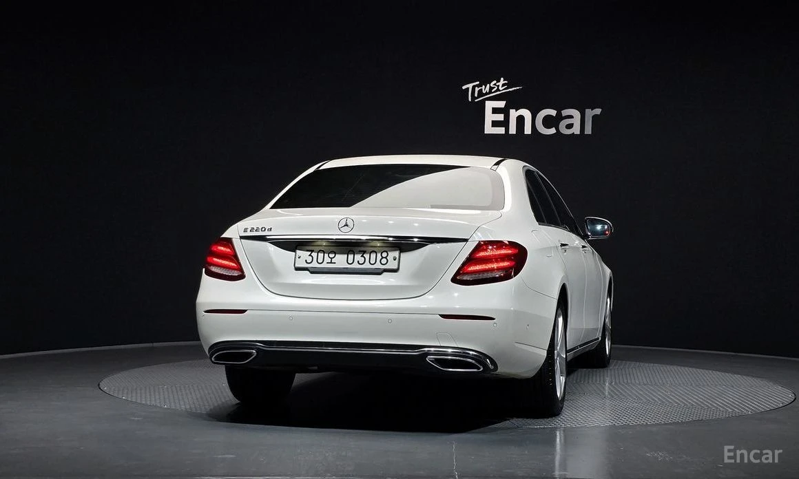 Mercedes-Benz E 220  - изображение 4