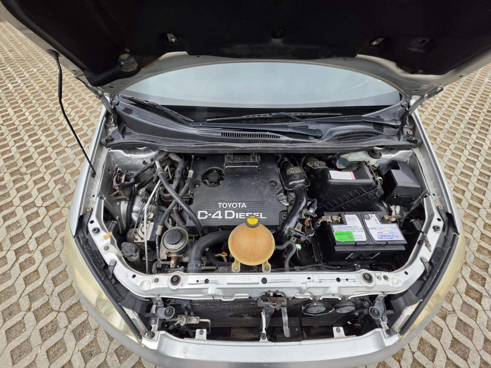 Toyota Avensis verso 2.0 D4D , снимка 9 - Автомобили и джипове - 53950162