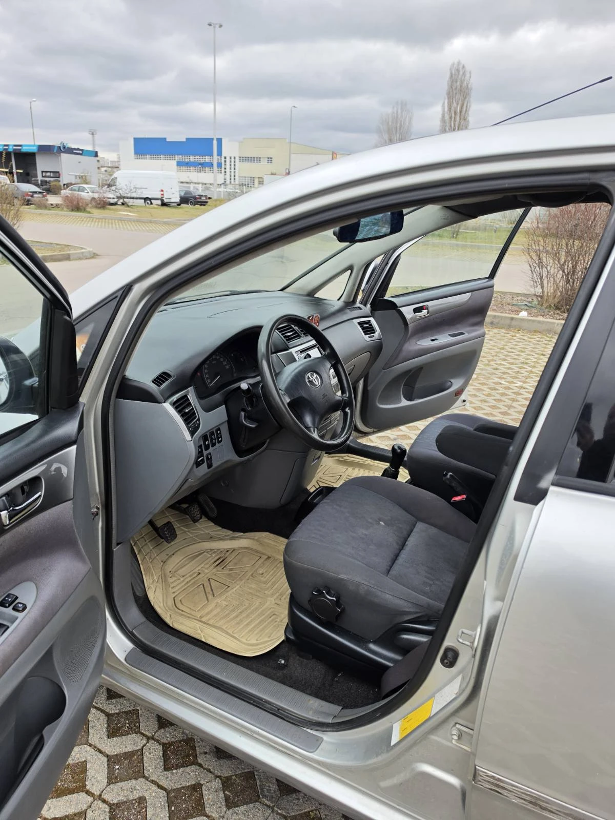 Toyota Avensis verso 2.0 D4D , снимка 12 - Автомобили и джипове - 53950162