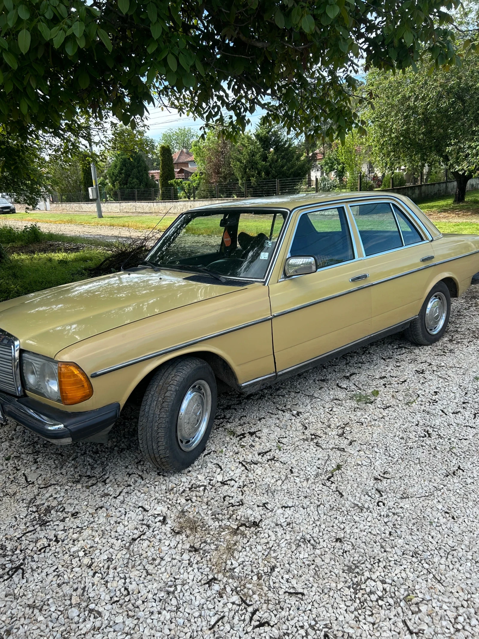 Mercedes-Benz 123 240 D