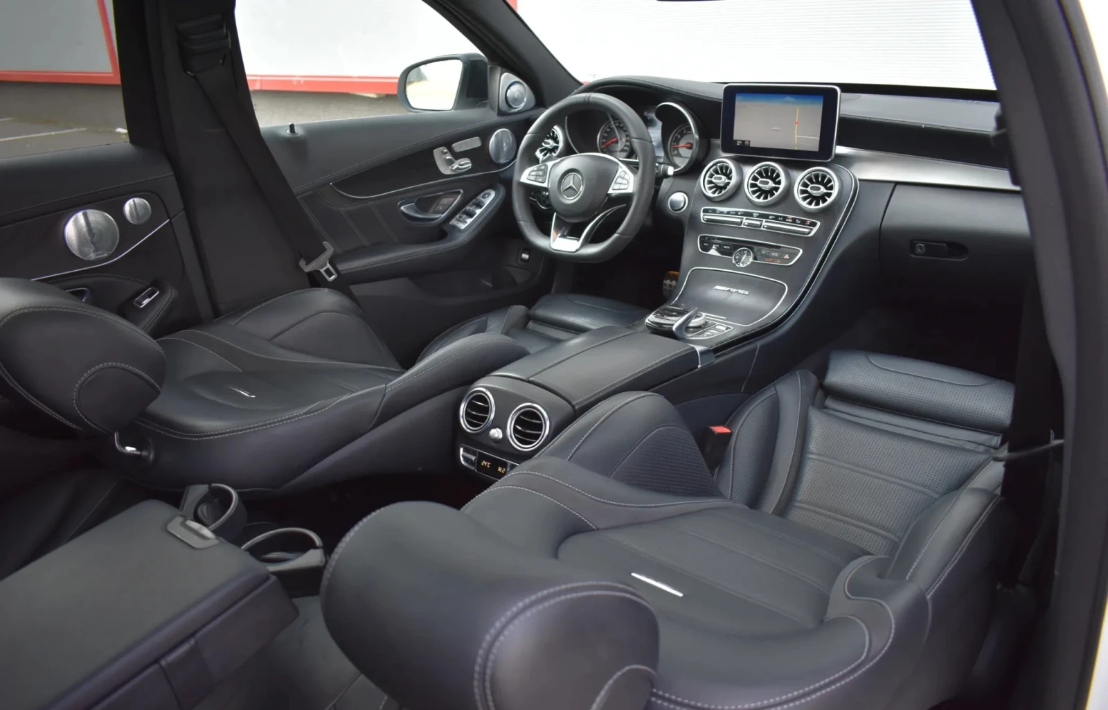 Mercedes-Benz C 63 AMG  - изображение 7