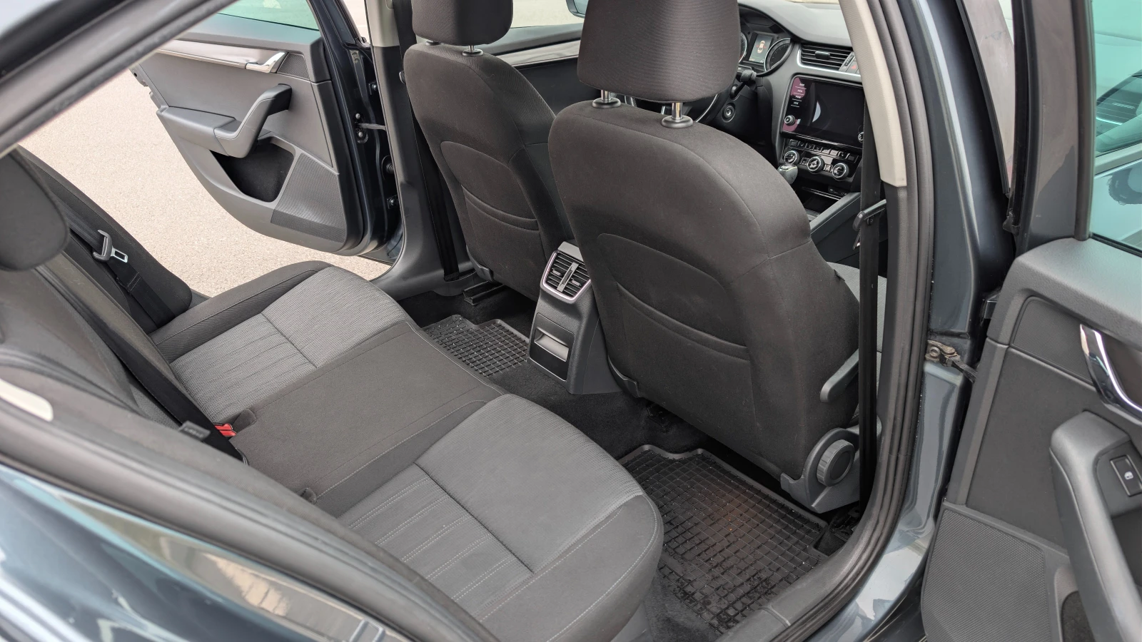 Skoda Octavia 2.0TDI DSG 4x4 Facelift, снимка 7 - Автомобили и джипове - 54584156
