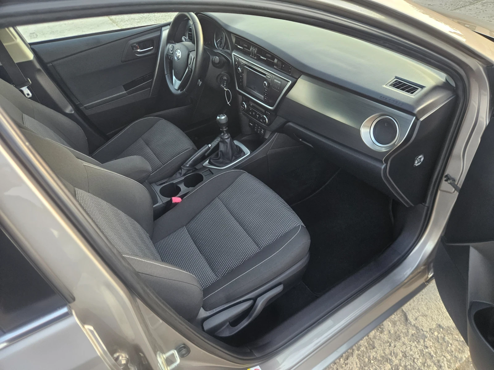 Toyota Auris 1.6, снимка 15 - Автомобили и джипове - 54671902