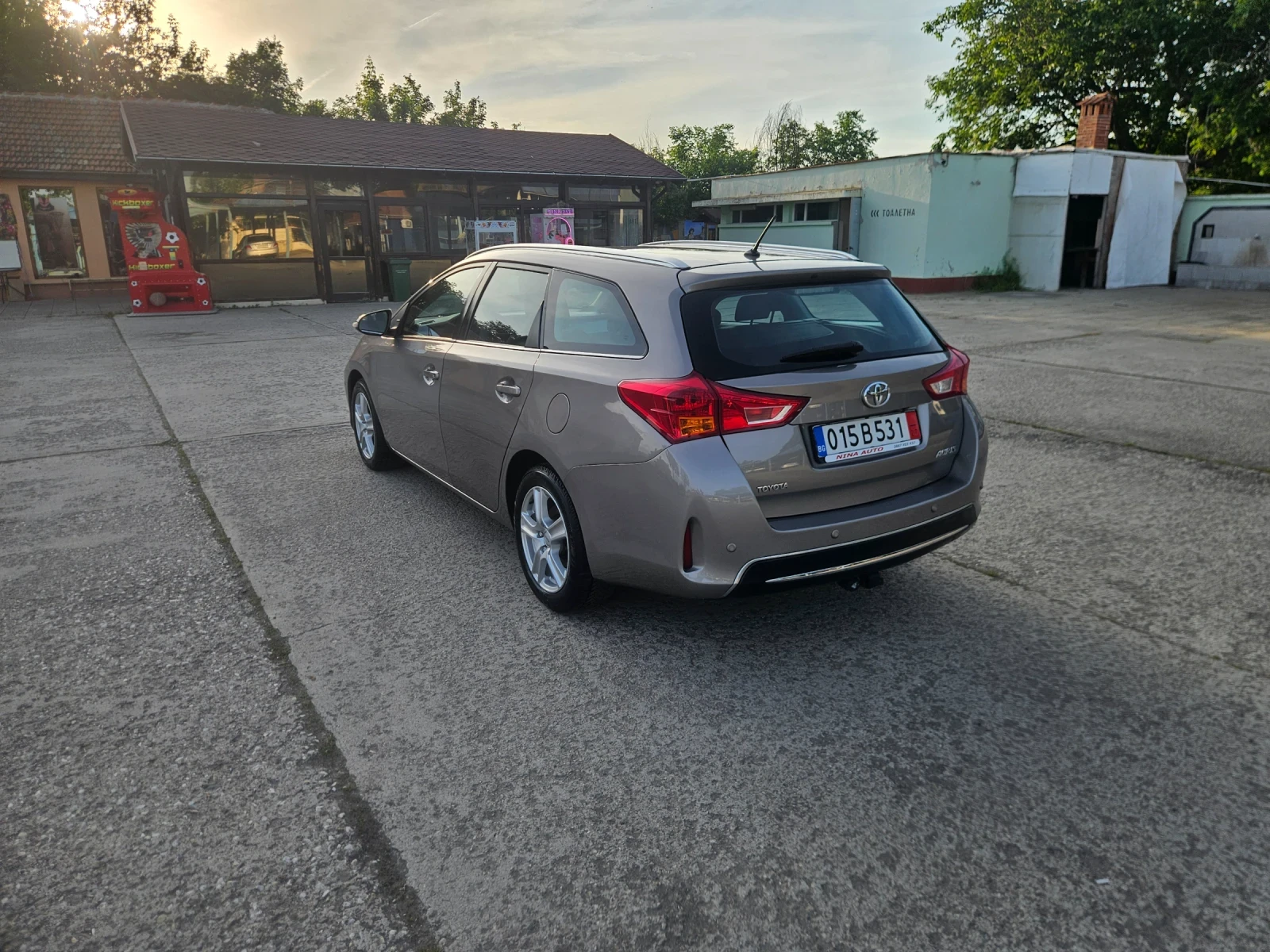 Toyota Auris 1.6, снимка 5 - Автомобили и джипове - 54671902