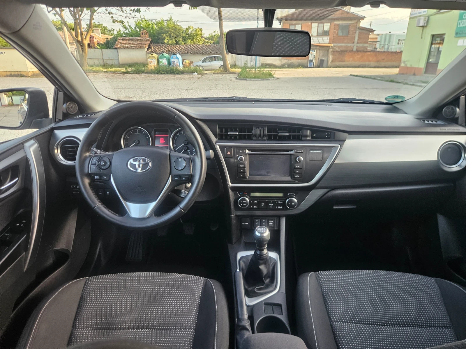 Toyota Auris 1.6, снимка 11 - Автомобили и джипове - 54671902