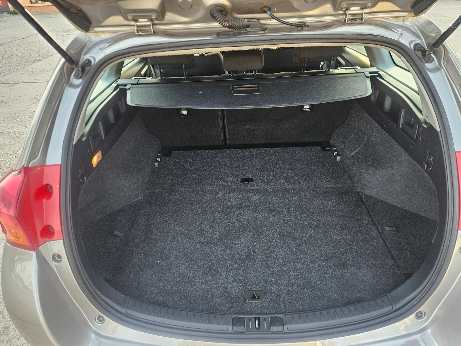 Toyota Auris 1.6, снимка 16 - Автомобили и джипове - 54671902