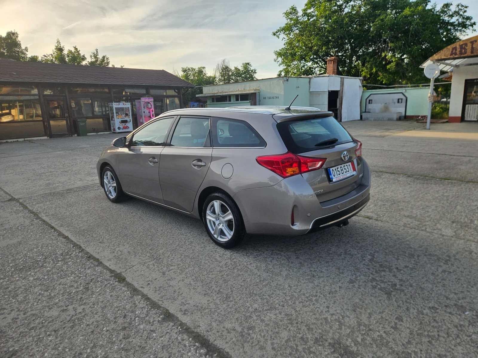 Toyota Auris 1.6, снимка 4 - Автомобили и джипове - 54671902