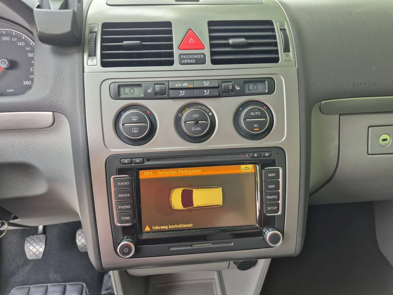 VW Touran 2.0TDI-140k.s-FULLL* * * , снимка 12 - Автомобили и джипове - 54763780