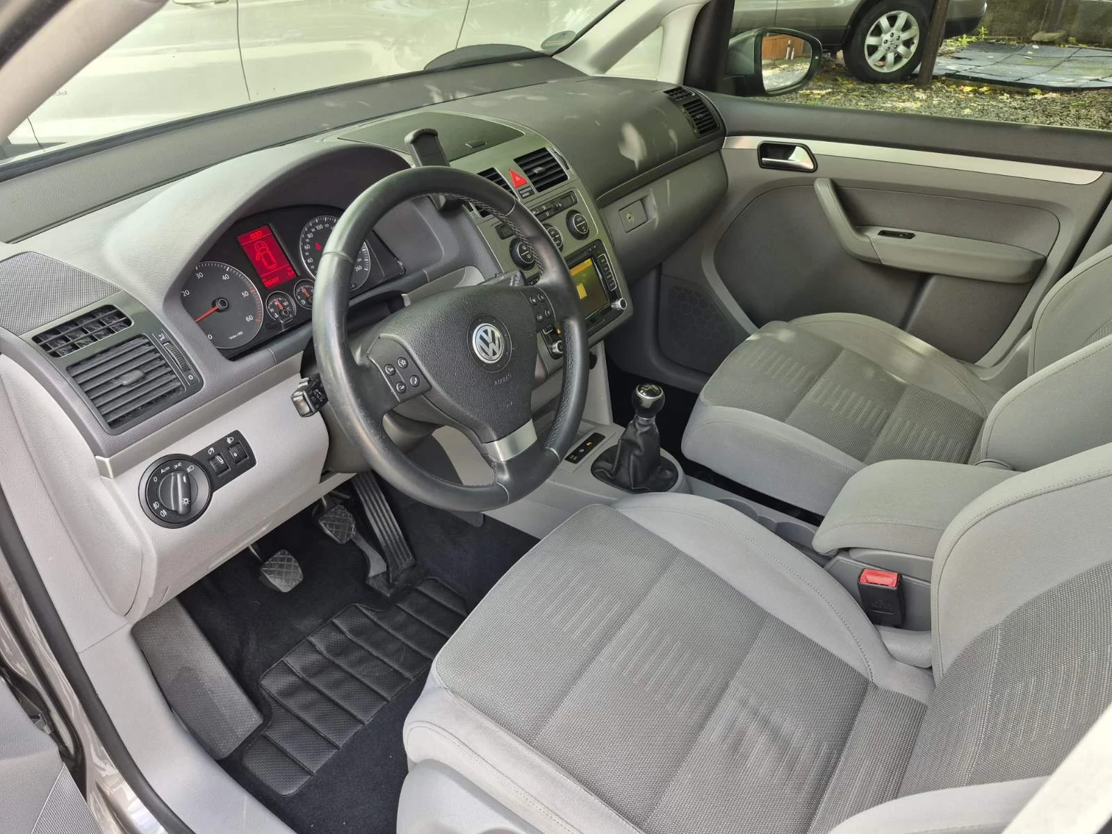 VW Touran 2.0TDI-140k.s-FULLL* * * , снимка 7 - Автомобили и джипове - 54763780